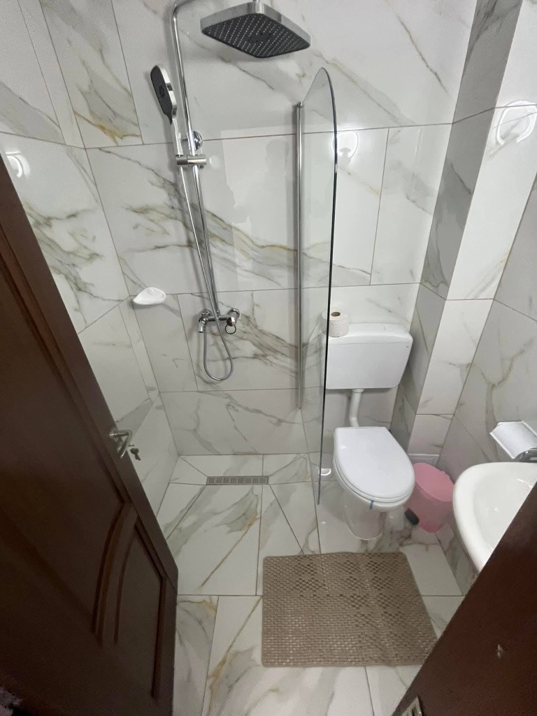 Baie modernă cu gresie marmură