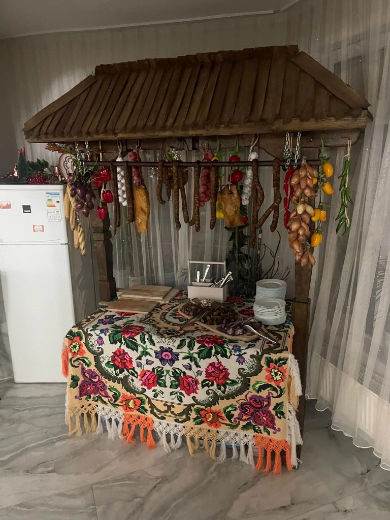 Bufet tradițional cu afumături și textile