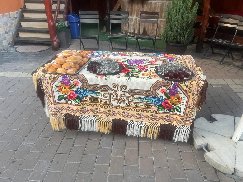 Bun venit cu gogoși și țuică