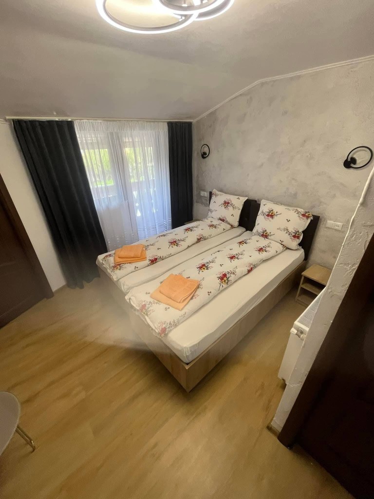 Cameră dublă cu lenjerie florală