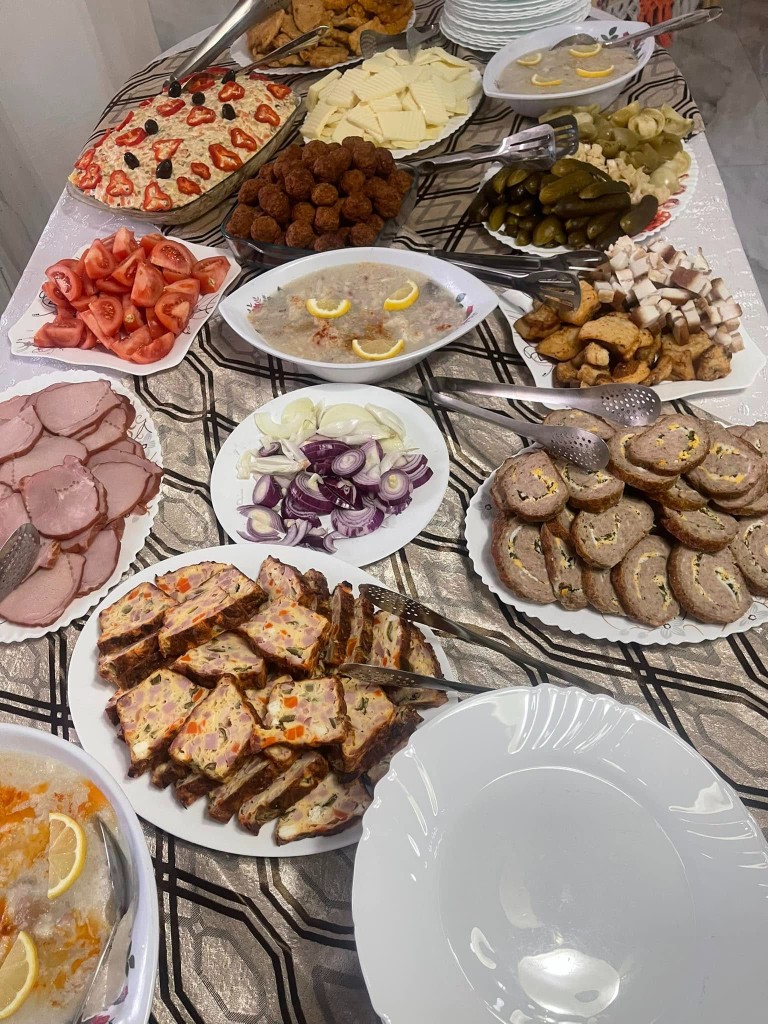 Masă festivă cu platouri tradiționale la Vila Ardealul